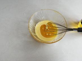 蛋黄和盐搅拌，再倒入油，充分搅拌好