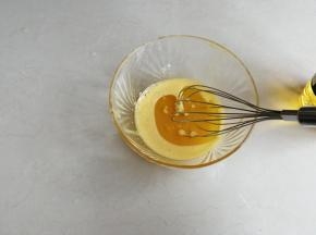 蛋黄和盐搅拌，再倒入油，充分搅拌好