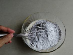 倒入牛奶继续搅拌，把过筛后的粉类倒入
