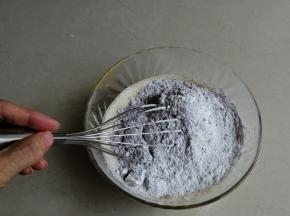 倒入牛奶继续搅拌，把过筛后的粉类倒入