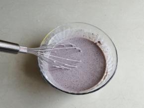 搅拌均匀，拌好的蛋黄糊比较稀