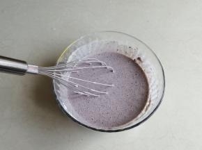 搅拌均匀，拌好的蛋黄糊比较稀