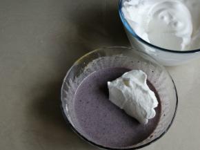 蛋清分3次加入细砂糖，用电动打蛋器打发至干性发泡。用刮刀把1/3打发好的蛋白霜舀入蛋黄糊里。用刮刀切拌均匀，不要划圈翻拌