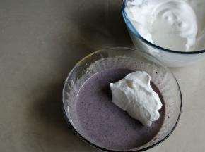 蛋清分3次加入细砂糖，用电动打蛋器打发至干性发泡。用刮刀把1/3打发好的蛋白霜舀入蛋黄糊里。用刮刀切拌均匀，不要划圈翻拌