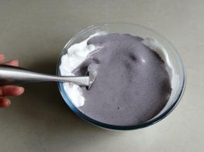 再倒回剩余的蛋白霜里，用同样的手法拌好