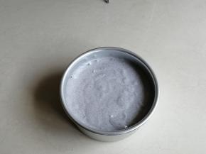 蛋糕糊拌好后，倒入已经铺好油纸的6寸蒸蛋糕模具里