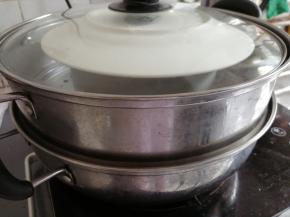 用盘子把模具盖住，放入已经烧开水的蒸锅里，蒸50分钟左右