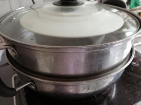 用盘子把模具盖住，放入已经烧开水的蒸锅里，蒸50分钟左右