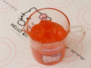 冷冻的咸鸭蛋黄解冻后，提前一个晚上用食用油浸泡。