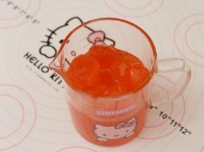 冷冻的咸鸭蛋黄解冻后，提前一个晚上用食用油浸泡。