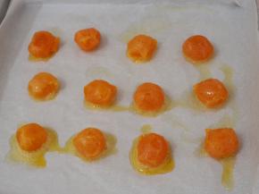 第二天取出咸鸭蛋黄，烤箱180℃，烘烤5分钟左右，只要看到蛋黄冒油就可以拿出来。