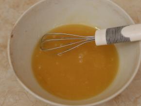 接着来处理月饼皮。将糖浆、花生油、枧水用手动打蛋器搅匀。