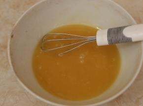 接着来处理月饼皮。将糖浆、花生油、枧水用手动打蛋器搅匀。