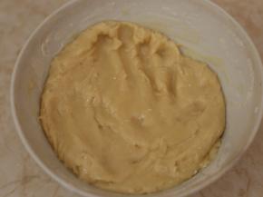 加入面粉，用刮刀翻拌均匀，直到看不见干粉即可。