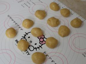 松弛好的饼皮分割成23g一个，滚圆备用。