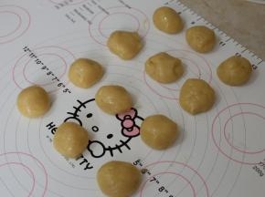 松弛好的饼皮分割成23g一个，滚圆备用。