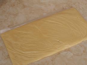 将面团包上保鲜膜，松弛2个小时。