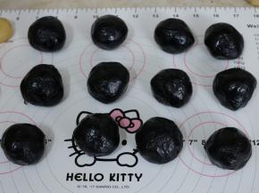 黑芝麻馅分成40g一个，包入咸鸭蛋黄。