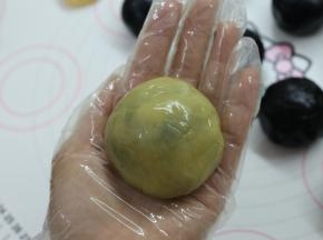 .接着用饼皮包入內馅，滚圆备用。
