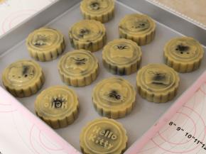 .取出学厨月饼模（75g HelloKitty款），卡入花片。在花片和模具周围刷一层薄薄的油。将月饼面团放入月饼模中，移到烤盘上，印出花纹。（压月饼时可以开始预热烤箱，上下火200℃）。