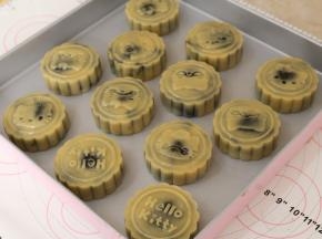 .取出学厨月饼模（75g HelloKitty款），卡入花片。在花片和模具周围刷一层薄薄的油。将月饼面团放入月饼模中，移到烤盘上，印出花纹。（压月饼时可以开始预热烤箱，上下火200℃）。