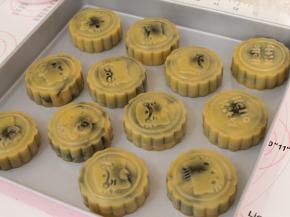 .取出月饼，表面薄薄刷上一层蛋黄液，继续送入烤箱，上火170℃，下火160℃中层，烘烤15分钟。