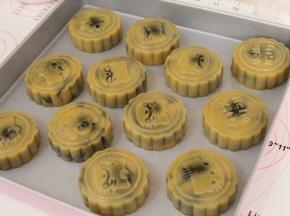 .取出月饼，表面薄薄刷上一层蛋黄液，继续送入烤箱，上火170℃，下火160℃中层，烘烤15分钟。