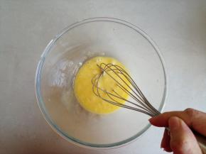 将鸡蛋和盐倒入盆里，用手动打蛋器或者筷子搅散