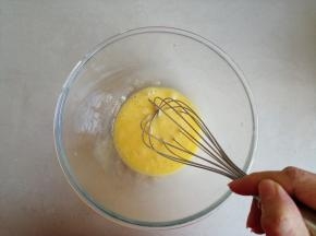 将鸡蛋和盐倒入盆里，用手动打蛋器或者筷子搅散