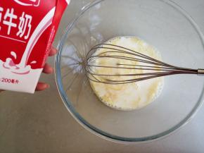 倒入牛奶，继续划散