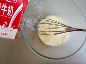 倒入牛奶，继续划散