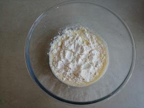 把面粉过筛进去，我就直接用豆浆机的滤渣网过筛面粉的，没有的话就只能直接倒进去吧，如果有面疙瘩就弄开，以免最后会塞住裱花袋的小孔