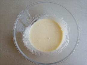 拌好的面糊比较稀，太浓稠的话就做不出蕾丝饼的效果了