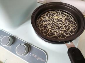 开中小火把平底锅烧热，如果你家的锅不是不粘锅，就在上面抹上薄薄的一层植物油。右手拿起裱花袋，往锅中挤上一圈一圈的图案，互相重叠，没有规则，随意挤