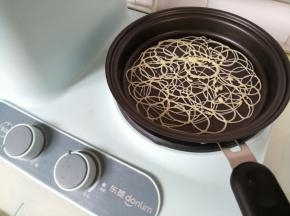 开中小火把平底锅烧热，如果你家的锅不是不粘锅，就在上面抹上薄薄的一层植物油。右手拿起裱花袋，往锅中挤上一圈一圈的图案，互相重叠，没有规则，随意挤