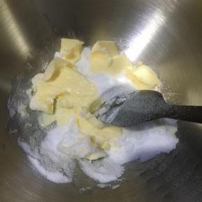 以上配方适合学厨凯蒂猫烤盘两份的用量.
准备好所以材料， 黄油软化加入白砂糖混合，