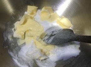 以上配方适合学厨凯蒂猫烤盘两份的用量.
准备好所以材料， 黄油软化加入白砂糖混合，