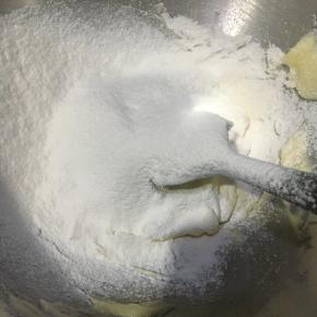 混合拌匀后的黄油加入过筛好的低粉， 揉成团。