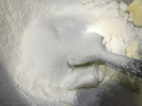 混合拌匀后的黄油加入过筛好的低粉， 揉成团。