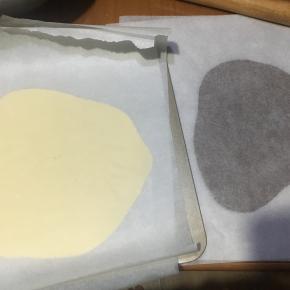 擀至0.3cm左右的厚度，上下都覆盖保鲜膜，放冰箱冷冻层15分钟左右，（可以取三分之一加入5克的可可粉，做可可味）