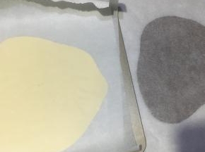 擀至0.3cm左右的厚度，上下都覆盖保鲜膜，放冰箱冷冻层15分钟左右，（可以取三分之一加入5克的可可粉，做可可味）