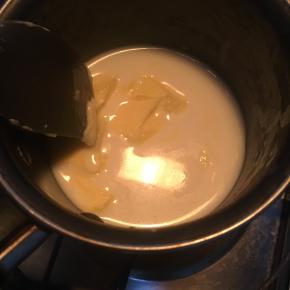 黄油，牛奶，盐，糖，小火加热至沸腾！