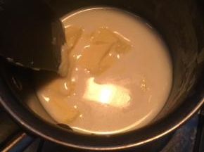 黄油，牛奶，盐，糖，小火加热至沸腾！