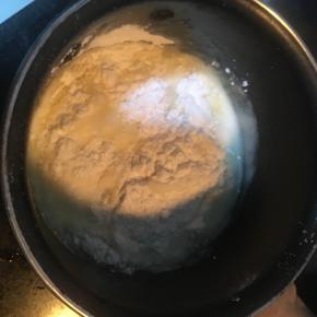 锅子离火速度筛入低粉拌匀。