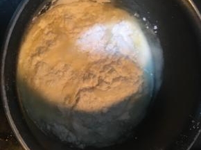 锅子离火速度筛入低粉拌匀。