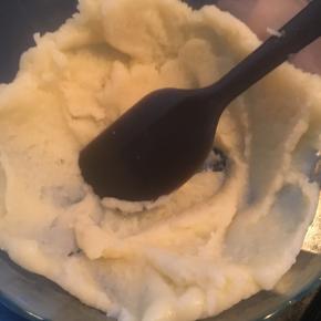 再放回最小火的炉灶快速搅拌均匀，把面烫熟，要一边翻着拌，避免糊底了，差不多1分钟左右就可以了，泡芙能不能成功，这一步很关键喔！