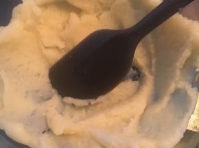 再放回最小火的炉灶快速搅拌均匀，把面烫熟，要一边翻着拌，避免糊底了，差不多1分钟左右就可以了，泡芙能不能成功，这一步很关键喔！