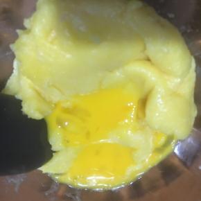 分2-3次倒入全蛋液，每加一次都要搅拌均匀后再加第二次！以此类推！