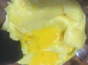 分2-3次倒入全蛋液，每加一次都要搅拌均匀后再加第二次！以此类推！