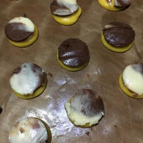 挤入学厨HELLO KITTY方盘中，取出酥皮，用裱花嘴按出圆形块状。可以放上油布，或者油纸，更方便取下，烤箱开始预热180度！「我用的是○大圆嘴！」